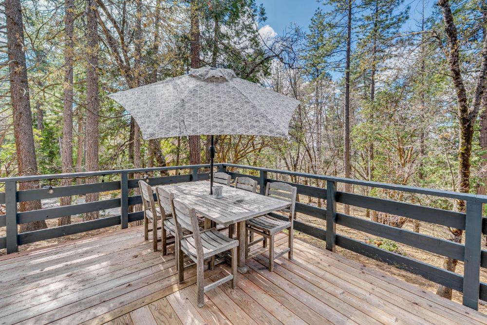 Balcony and Forest Views Cabin in Pioneer!
